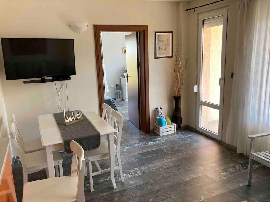 Μια τηλεόραση ή/και κέντρο ψυχαγωγίας στο Nessebar panoramic apartment