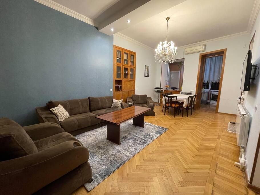 sala de estar con sofá y mesa en House in Old Tbilisi, en Tiflis