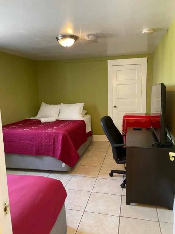 Spacious Private Los Angeles Bedroom with AC & WIFI & Private Fridge near USC the Coliseum Exposition Park BMO Stadium University of Southern California - Double Room With Garden View