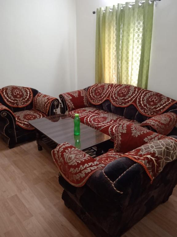 Un lugar para sentarse en Himalayan View Homestay Nathuakhan