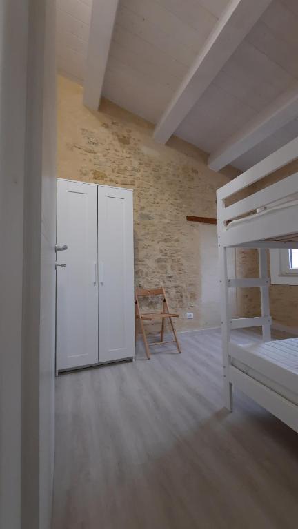 een kamer met een loft met een stapelbed bij Appartamento cavalluccio marino in Porto Potenza Picena