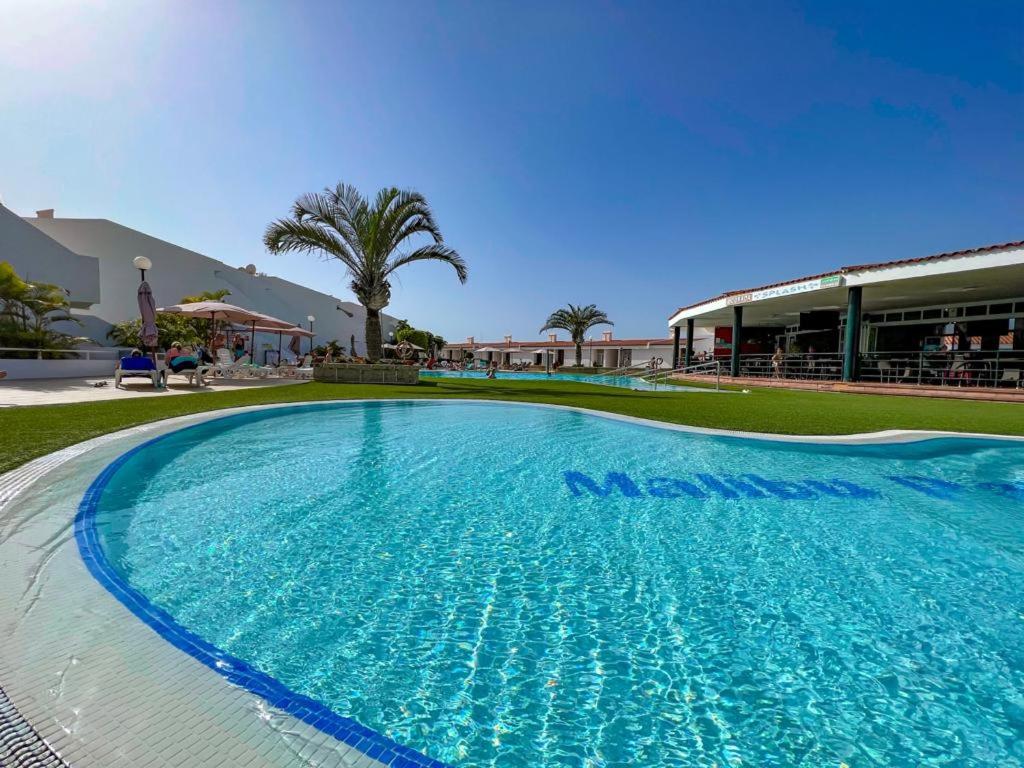 een groot blauw zwembad in een resort bij Apartment Malibu Sun & Relax in Adeje