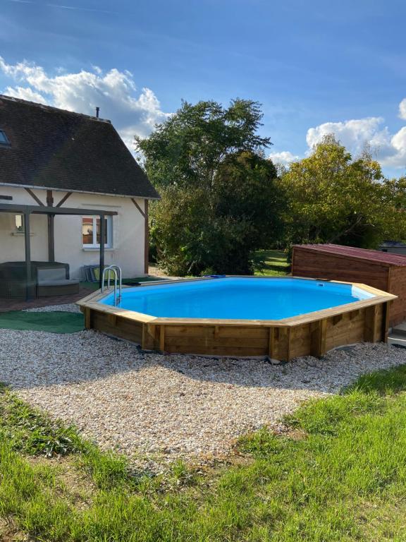 Bazén v ubytování La Charmeraie : Le Logis nebo v jeho okolí