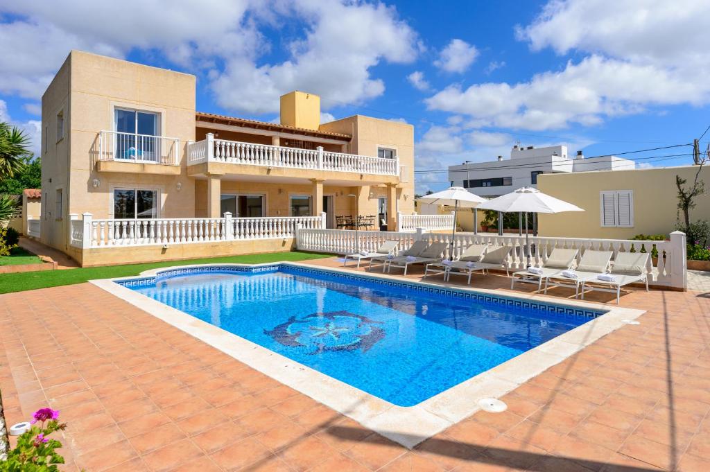 Villa next to playa Bossa, San Jose de sa Talaia - Harga ...