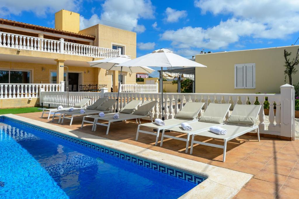 Villa next to playa Bossa, San Jose de sa Talaia - Harga ...