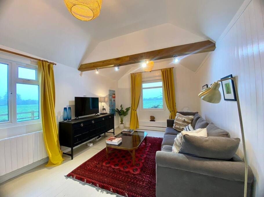 Pretty 1 bedroom cottage near Cirencester tesisinde bir oturma alanı