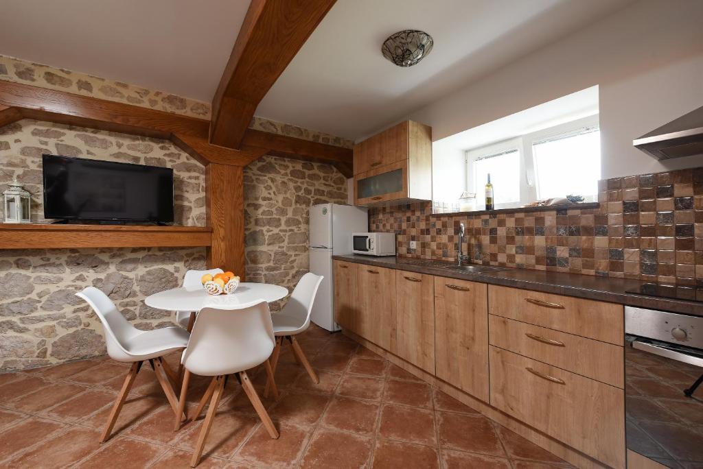 Kuchyň nebo kuchyňský kout v ubytování Villa Zaton