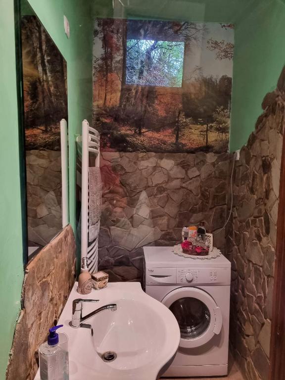 A bathroom at Tündérerdő