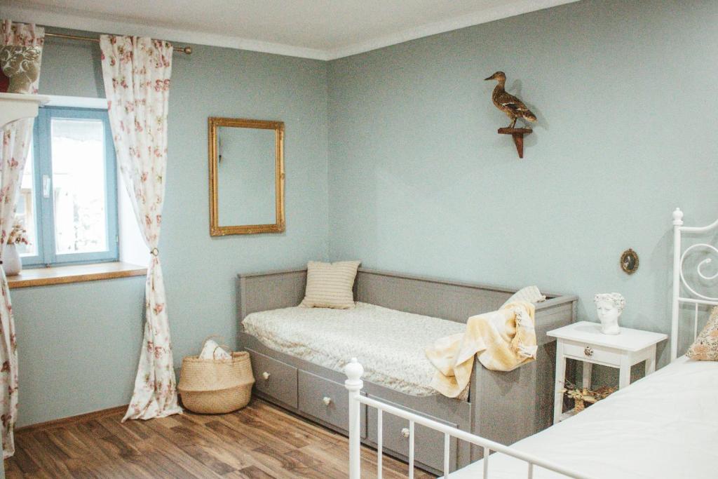 um quarto para crianças com uma cama e um espelho em Country house Oberfeld em Vipava