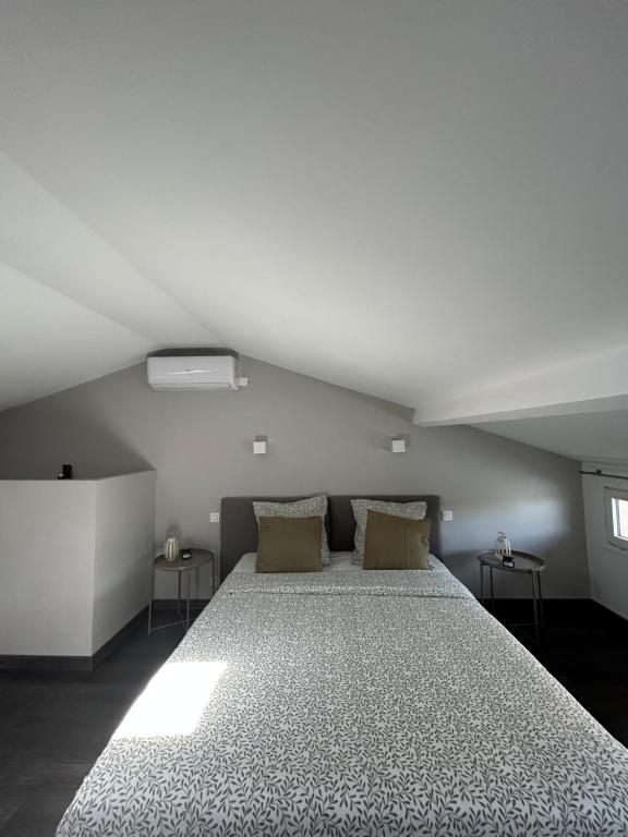 Fotografia z galérie ubytovania Duplex lumineux rénové avec terrasse et bains de soleil v Cannes