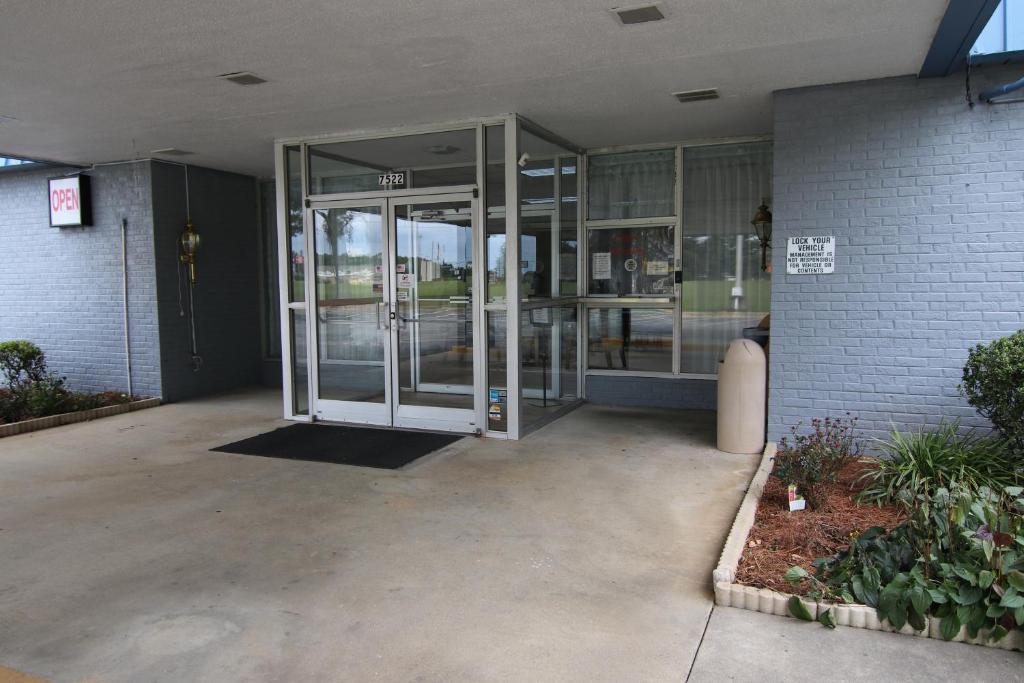 an empty entrance to a building with glass doors at 121 Motel Battleboro in Battleboro