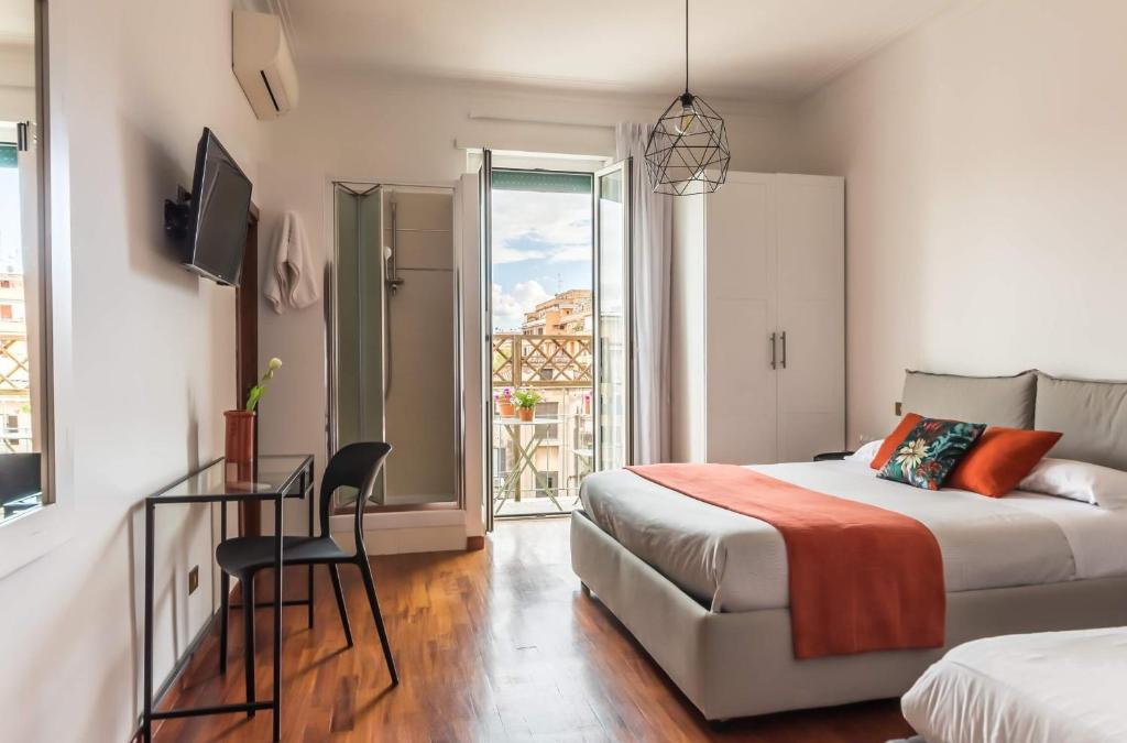 ローマにあるTorripa Group - Pratiのベッドルーム1室(ベッド1台、デスク、窓付)
