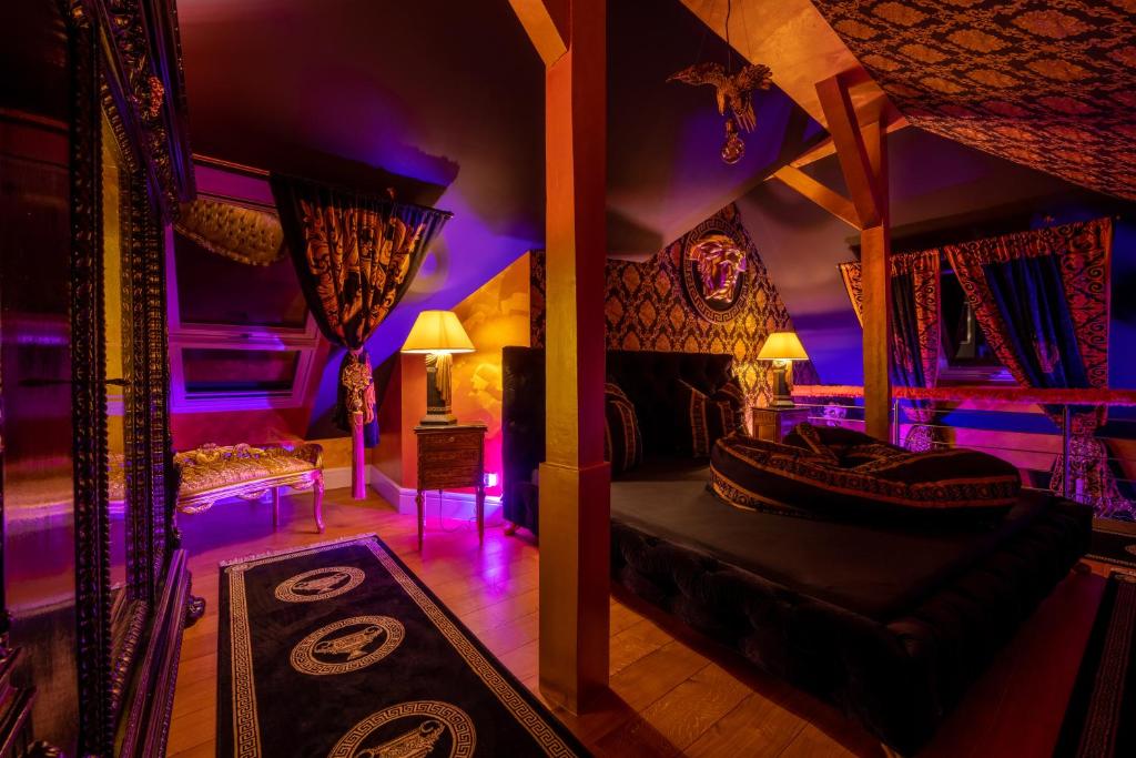 - un salon avec un éclairage violet et un canapé dans l'établissement N vogue Apartment - Außergewöhnliche Unterkunft in Zentrumsnähe, à Dresde