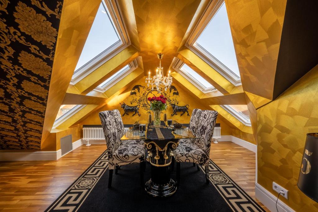 a dining room with a ceiling with skylights at N vogue Apartment - Außergewöhnliche Unterkunft in Zentrumsnähe in Dresden