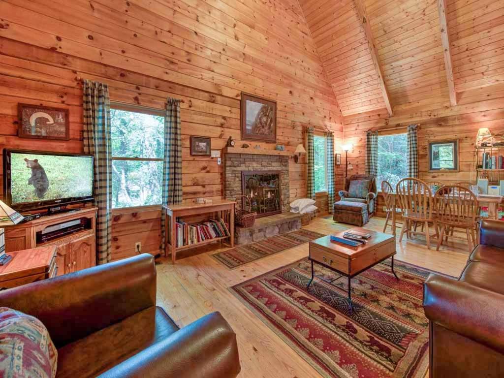 Cabaña de madera con sala de estar con chimenea en Bear's Den, 2 Bedrooms, Jetted Tub, King Beds, Hot Tub, WiFi, Sleeps 6, en Gatlinburg