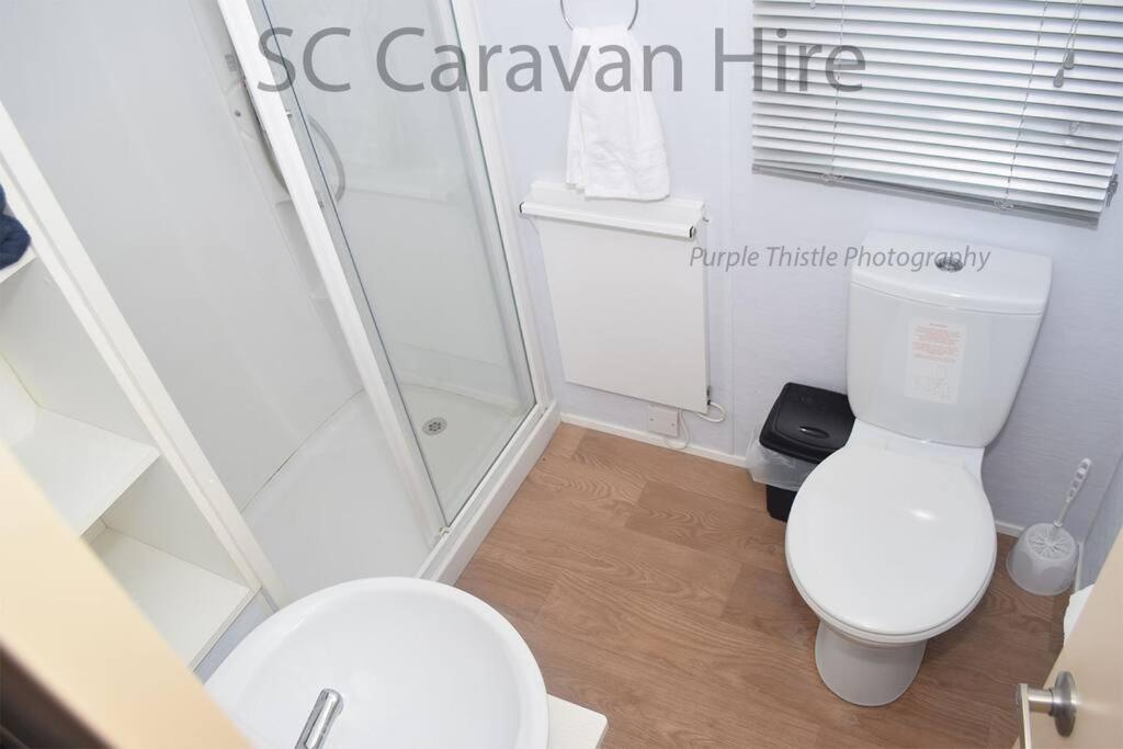 Vannituba majutusasutuses 3 Bedroom at Seton Sands Caravan Hire