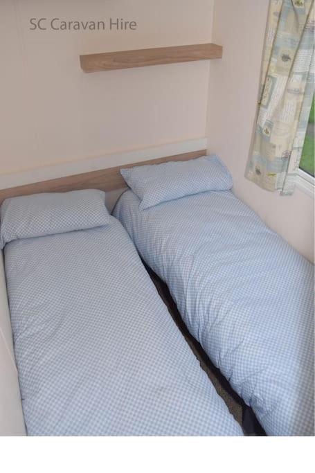 Voodi või voodid majutusasutuse 3 Bedroom at Seton Sands Caravan Hire toas
