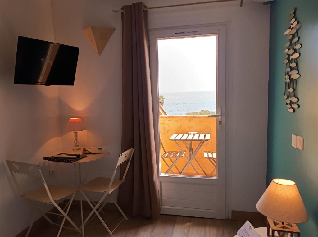 TV a/nebo společenská místnost v ubytování Hôtel Les Calanques