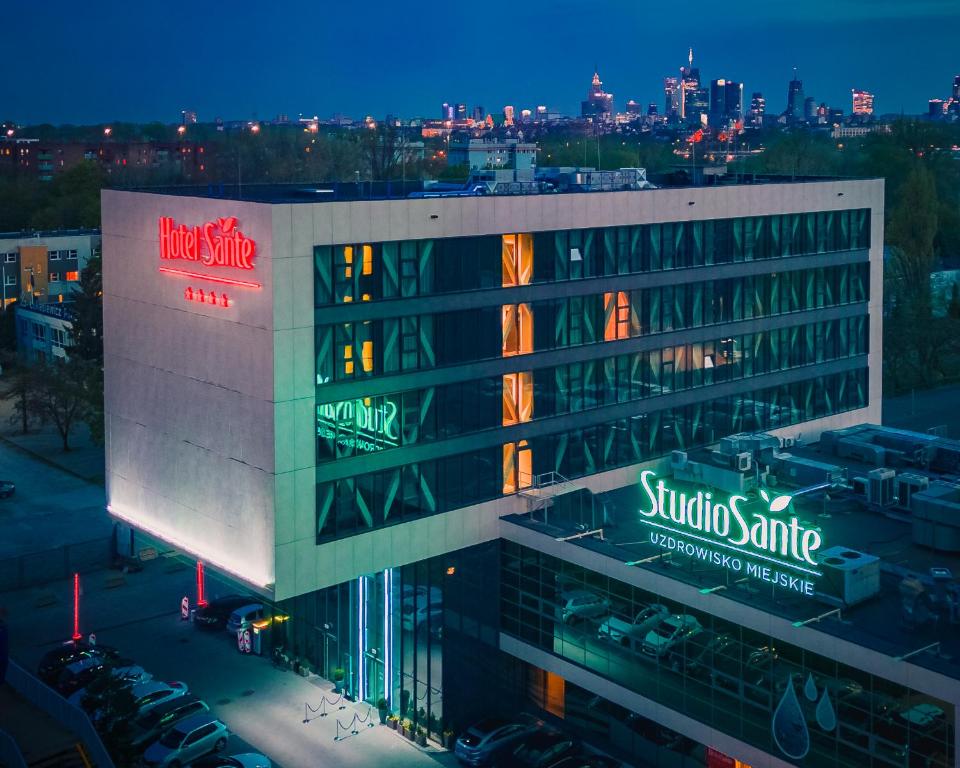 un edificio con un cartel en el costado en Hotel Sante en Varsovia