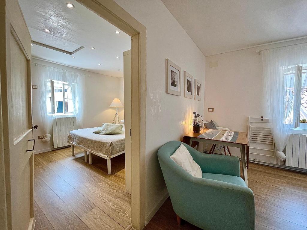グラードにあるCasa Calle del Fornoのリビングルーム(青い椅子付)、ベッドルーム1室