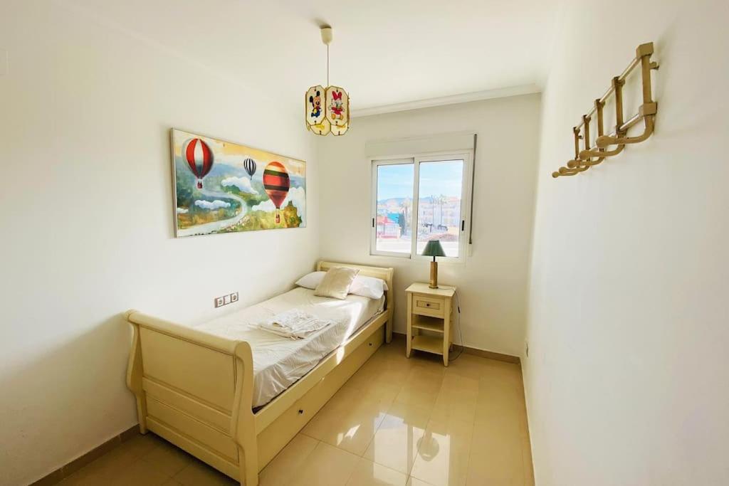 Postel nebo postele na pokoji v ubytování Apartamento en primera línea de playa con piscina y garaje gratuito