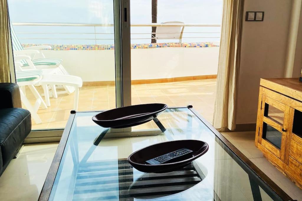 Posezení v ubytování Apartamento en primera línea de playa con piscina y garaje gratuito