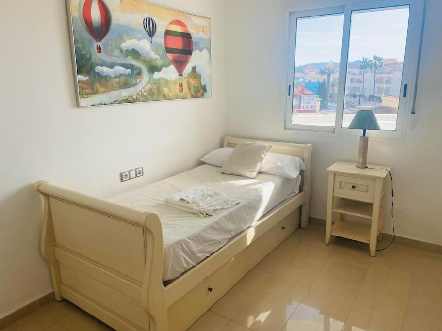 Postel nebo postele na pokoji v ubytování Apartamento en primera línea de playa con piscina y garaje gratuito