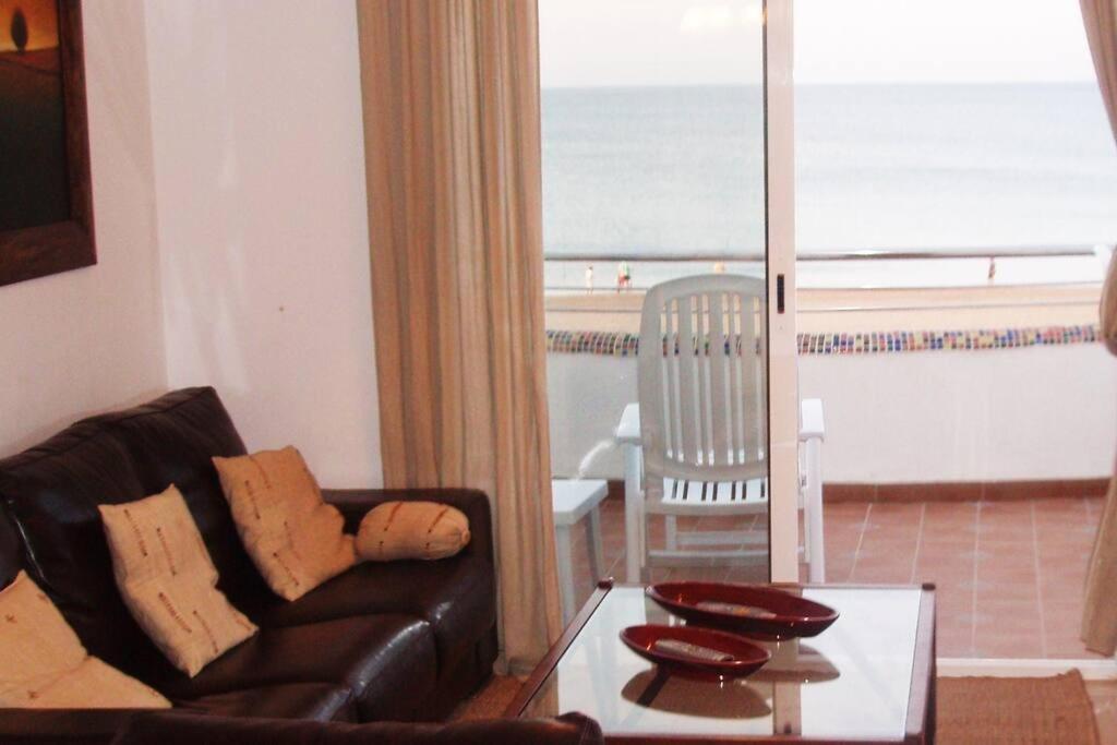 Posezení v ubytování Apartamento en primera línea de playa con piscina y garaje gratuito