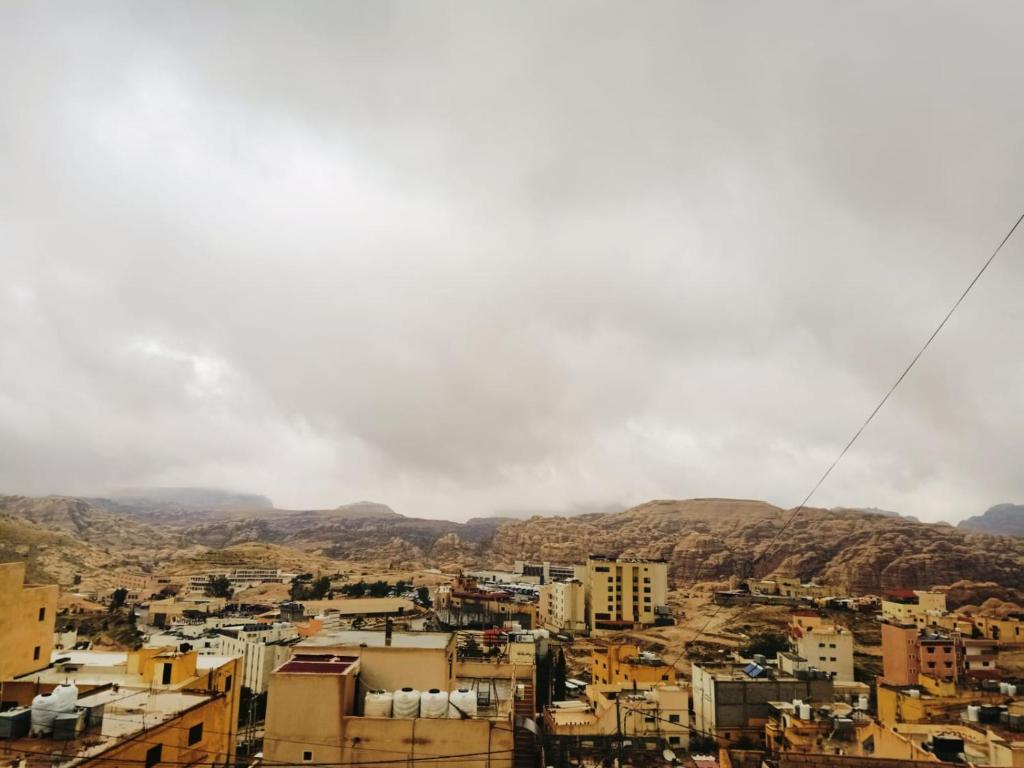 uma vista para uma cidade com montanhas ao fundo em Jordanian Baity Apartment em Wadi Musa