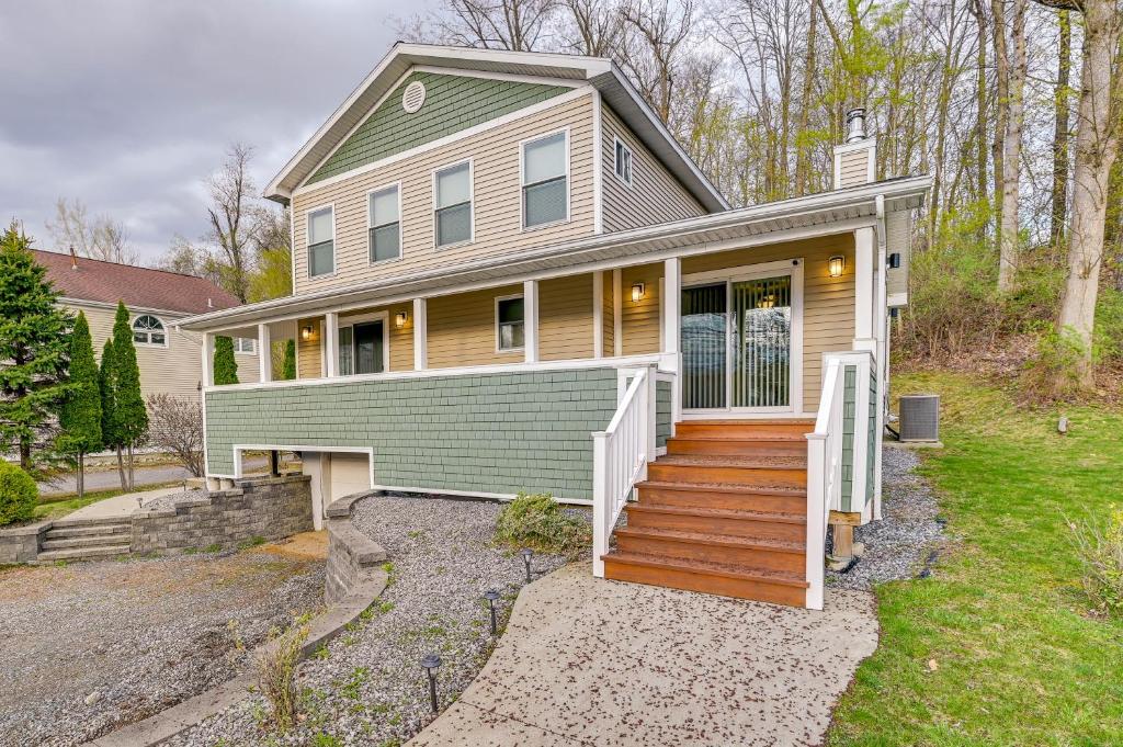 une maison avec un escalier en bois vert dans l'établissement Saratoga Springs Vacation Rental with Lake Views!, à Saratoga Springs