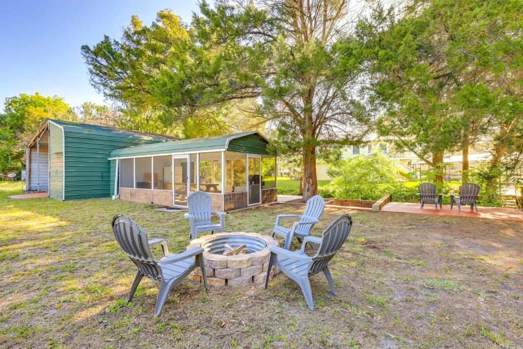 Inglis Vacation Rental with Fire Pit and River Access!, Yankeetown