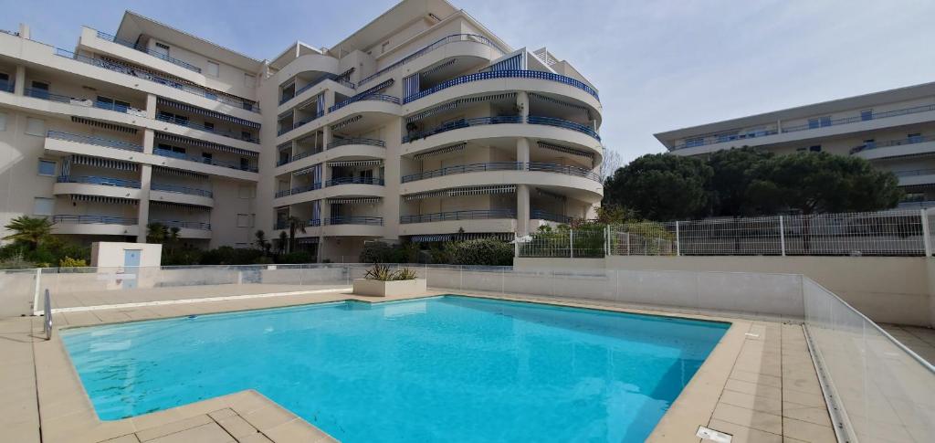 Bazén v ubytovaní Le SEXTANT, Frejus Plage, Grand T2, 52 M2 3-4 pers alebo v jeho blízkosti
