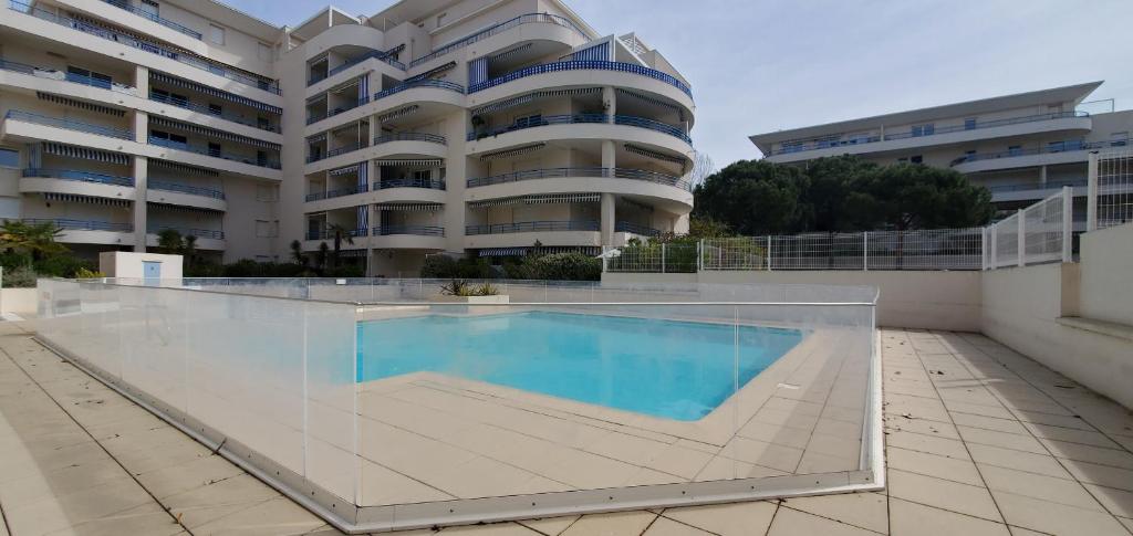 Bazén v ubytovaní Le SEXTANT, Frejus Plage, Grand T2, 52 M2 3-4 pers alebo v jeho blízkosti