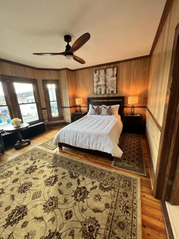 ein Schlafzimmer mit einem Bett und einem großen Teppich in der Unterkunft Monterey Inn in Monterey