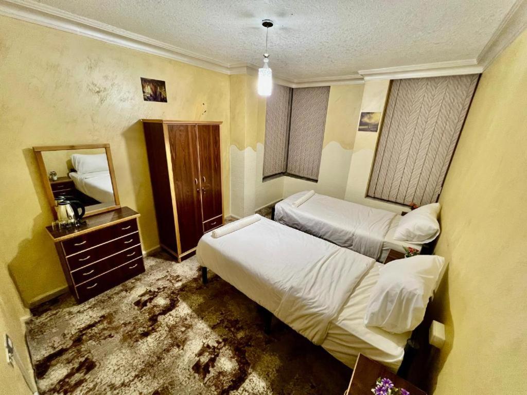 Postel nebo postele na pokoji v ubytování Raqeem Hotel