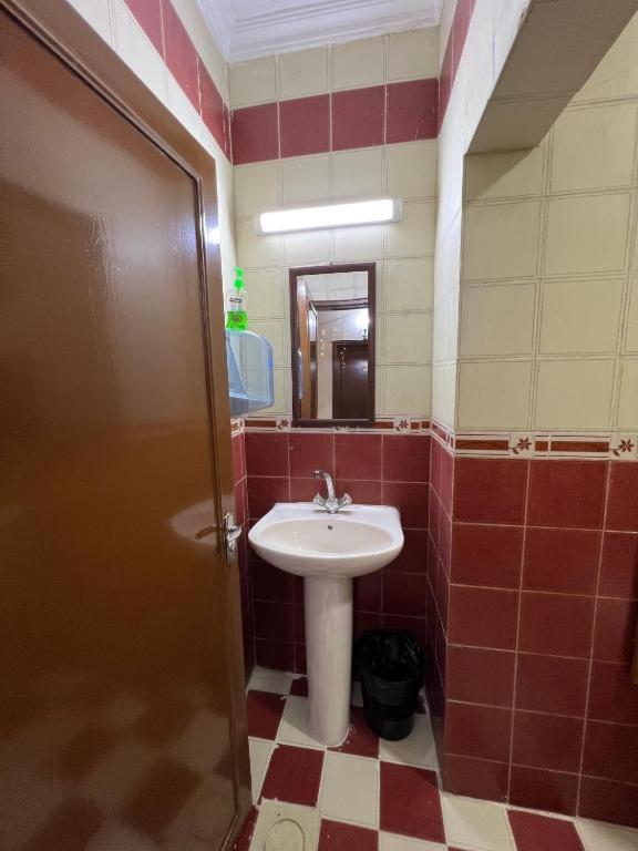 Koupelna v ubytování Raqeem Hotel