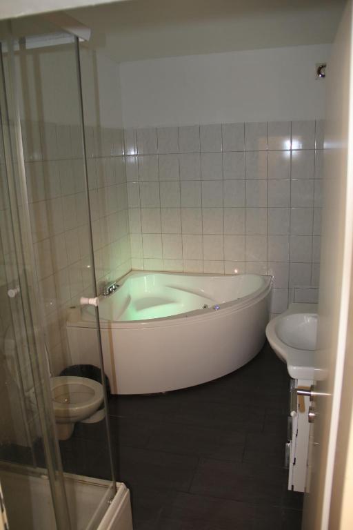 Stay2Night City Center Hostel في زيورخ: حمام مع حوض ومرحاض ومغسلة