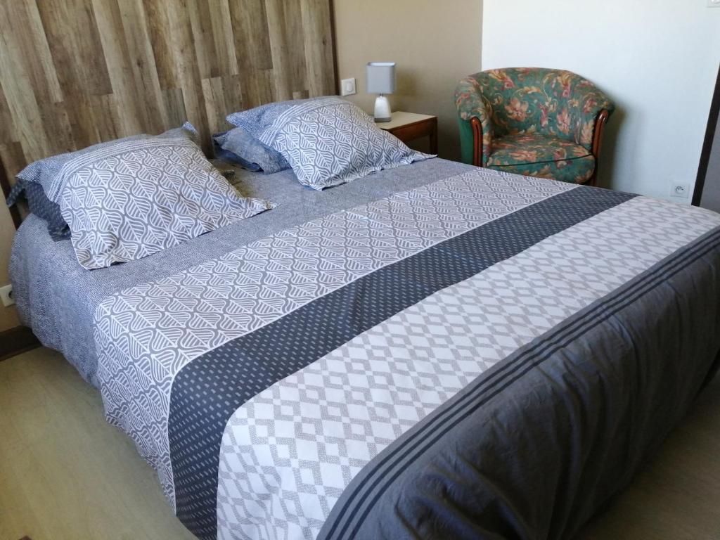 Llit o llits en una habitació de Aux Berges du Lac de Mondon