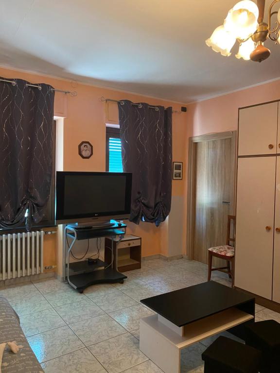 TV a/nebo společenská místnost v ubytování Appartamento nelle Langhe