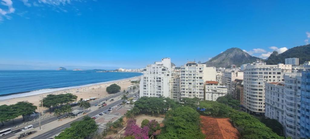 a view of a beach and buildings and the ocean at Apartamento Praça do Lido in Rio de Janeiro