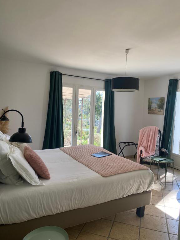 Postel nebo postele na pokoji v ubytování Une Pause en Provence