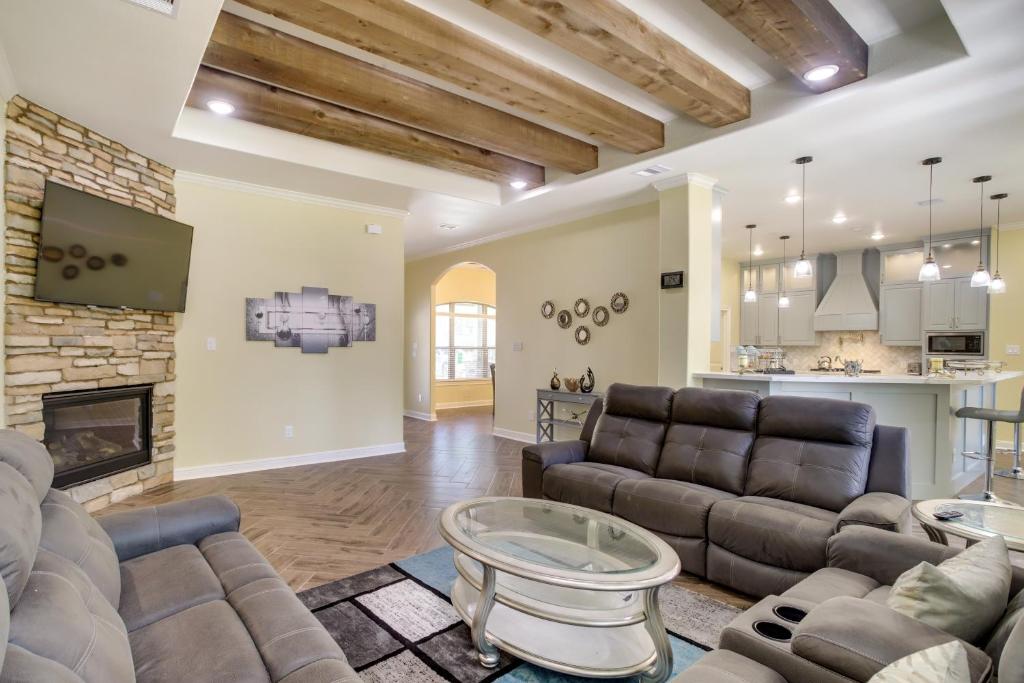 Posezení v ubytování Chic Texas Abode with Patio and Fenced-In Yard!