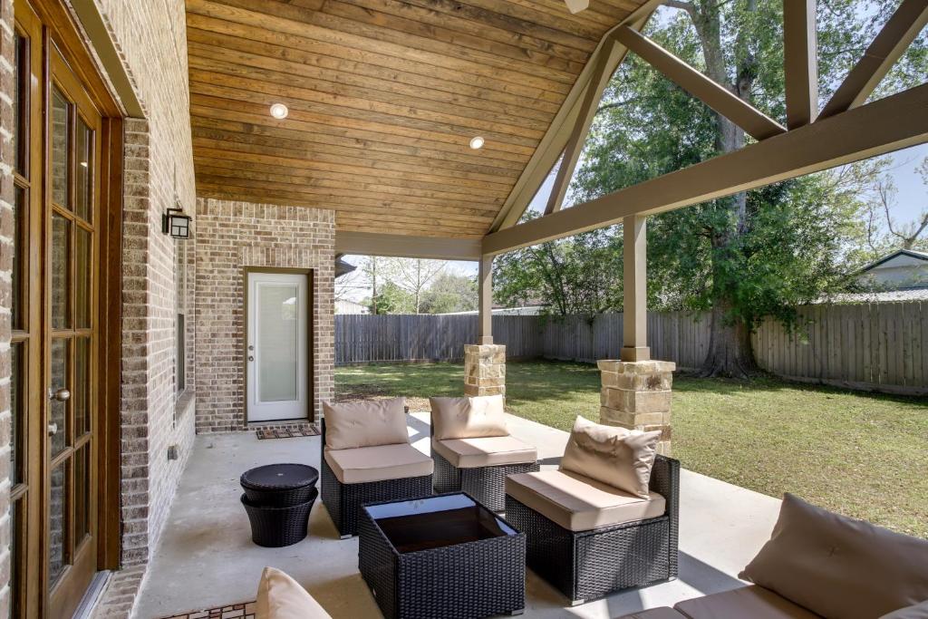 Posezení v ubytování Chic Texas Abode with Patio and Fenced-In Yard!