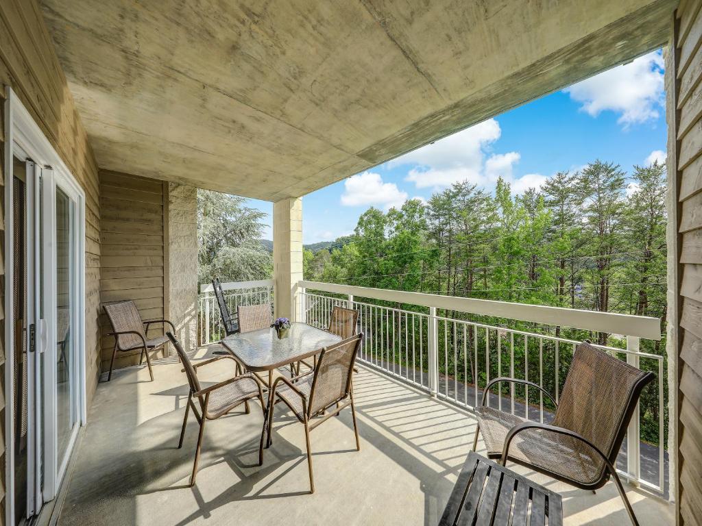 Un patio con una mesa y sillas en un balcón. en Making Memories Whispering Pines 624, en Pigeon Forge