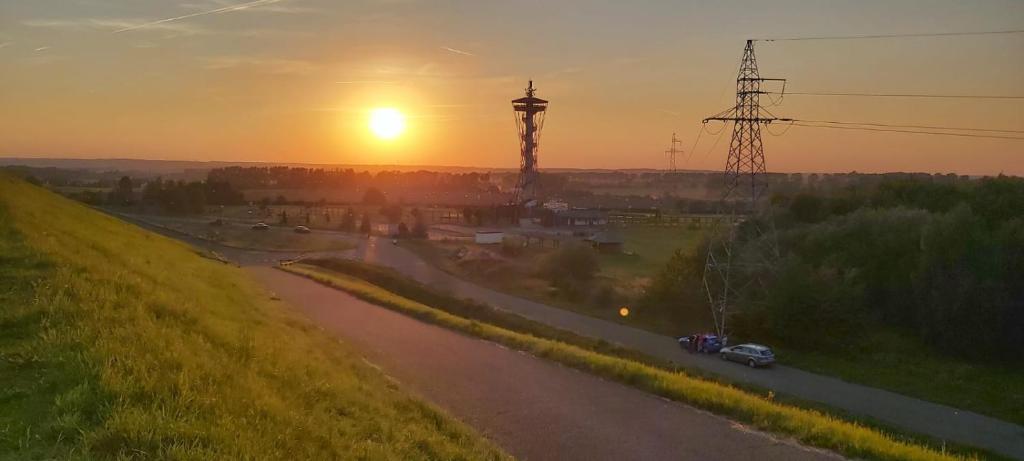Pohľad na východ alebo západ slnka z dovolenkového domu alebo blízkeho okolia