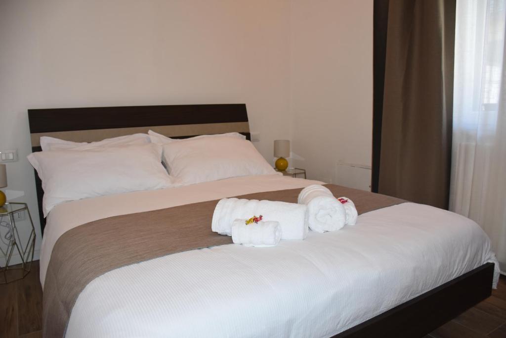 um quarto com uma cama com toalhas em R & A Minerva Suites em Pavia