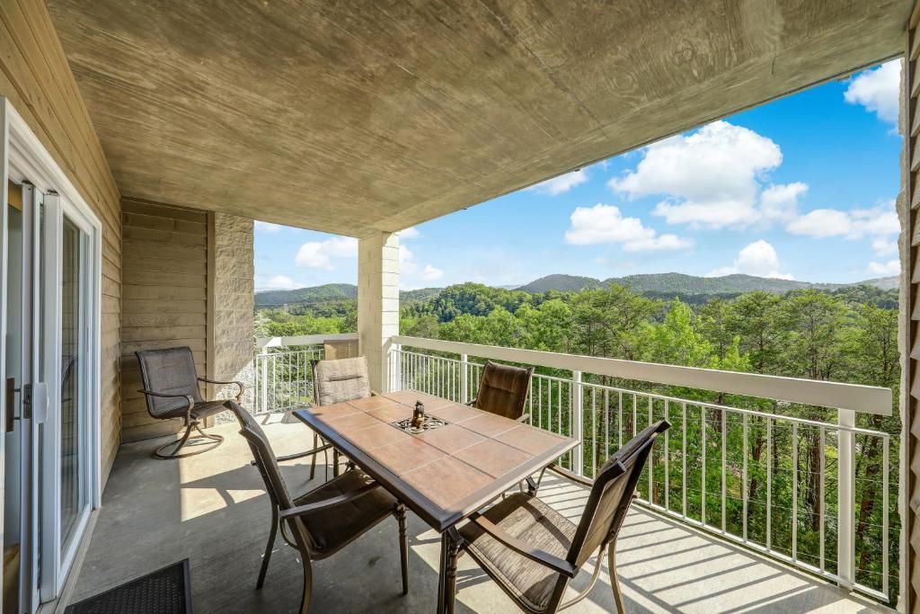Un patio con una mesa y sillas en un balcón. en Star Gazing Whispering Pines 644, en Pigeon Forge