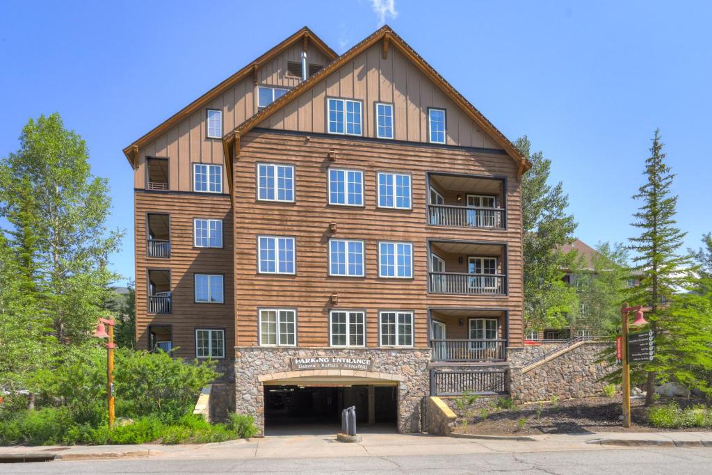 un grande edificio in legno con una bisca di River Run Village by Keystone Resort a Keystone