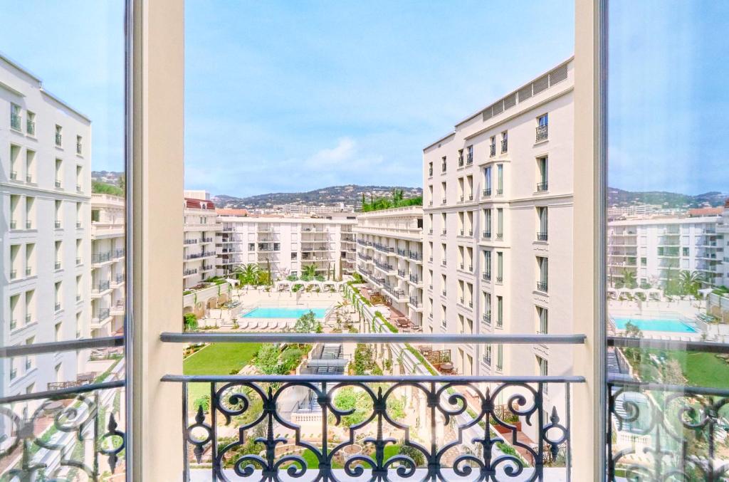 Carlton Cannes, a Regent Hotel - Resim 21