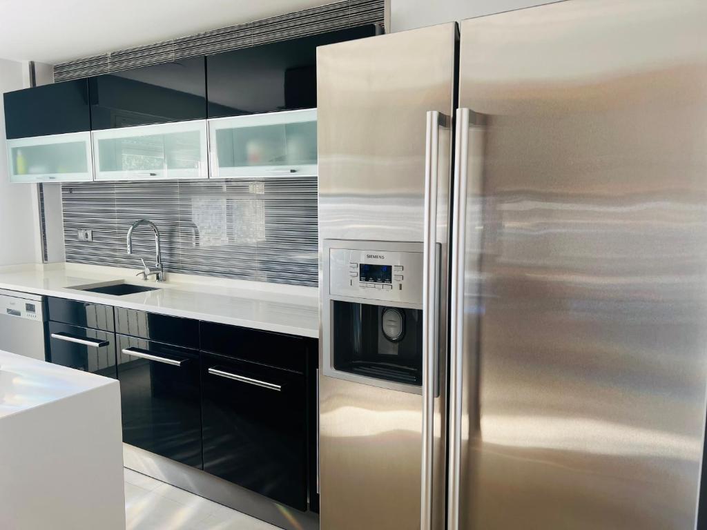 uma cozinha com um frigorífico de aço inoxidável e um micro-ondas em Villa turística Camina y Rioja em Cenicero